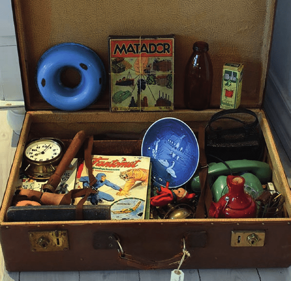 Kuffert fyldt med gamle vintage ting