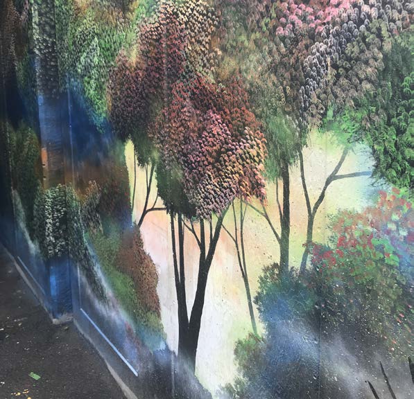 Smukt kunst der forestiller træer og landskab, malet i tunnel under Norvejen