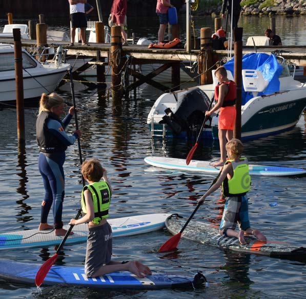 4 mennesker på paddle i Korsør lystbådehavn