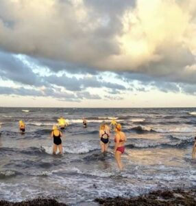 8 friske mennesker er på vej i det kolde hav ved Næsby Strand en kølig vinterdag