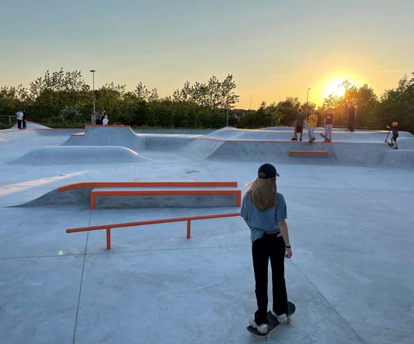 Pige på skateboard bruger Korsør Ny Skatepark