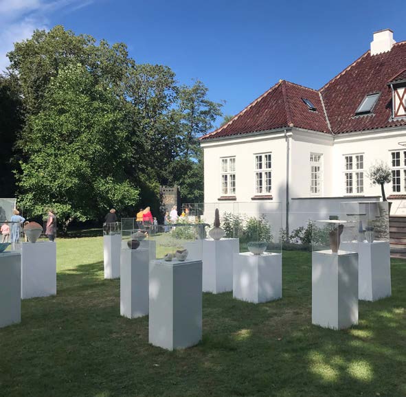 Smuk have med udstillinger af keramik på Guldagergaard i Skælskør